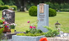 Genehmigung zum Aufstellen der Grabsteine auf dem Friedhof