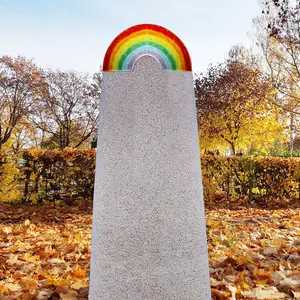 Lucca Arco Kindergrabmal Kalkstein mit Glas Regenbogen