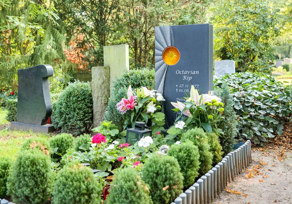Grabmal mit durchscheinendem Glaselement - aus dunklem Granit und Glasguss - Grabgestaltung Beispiel pflegeleicht - Friedhof Halle