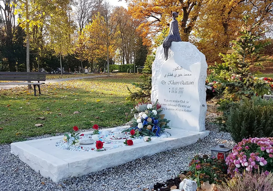 Weißer Einzelgrabstein als Fels mit Einfassung - Marmor & Bronzefigur - Friedhof München / Pfaffenhofen
