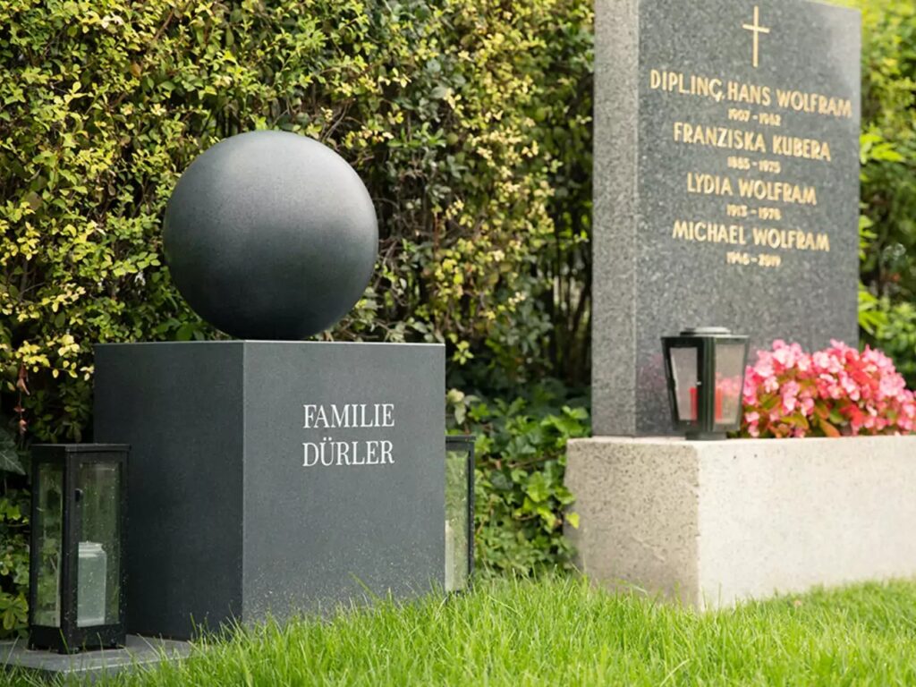 Schlichter Grabstein aus Quader und Kugel - schwedischer Granit mit Grabschmuck - Friedhof Wien Grinzing