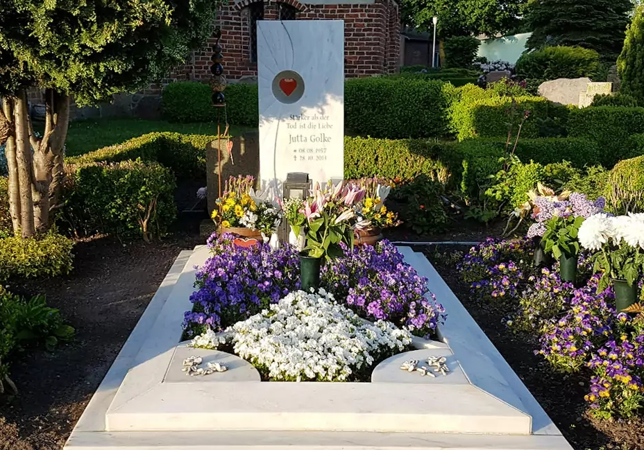 Grabstein mit Glaselement (Herz) für ein Einzelgrab aus Marmor mit Einfassung & Grabplatten - Moderne Grabbepflanzung im Sommer mit Blumen / Abtshagen Kirchfriedhof