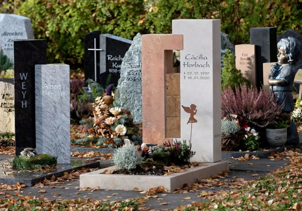 Moderner Grabstein mit rotem Travertin und hellem Kalkstein & Holzwürfel aus Eiche - Friedhof Rommelsbach/ Reutlingen