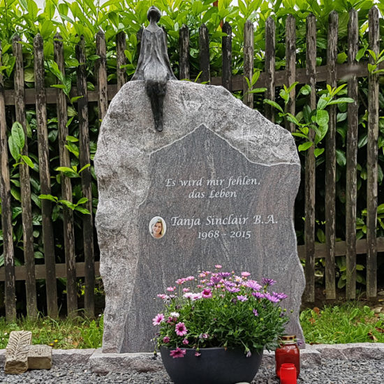 Doppelgrabstein Familiengrabstein Felsen Findling Rustikal Bronze Skulptur Sternenguckerin Grabschmuck Jena Cospeda