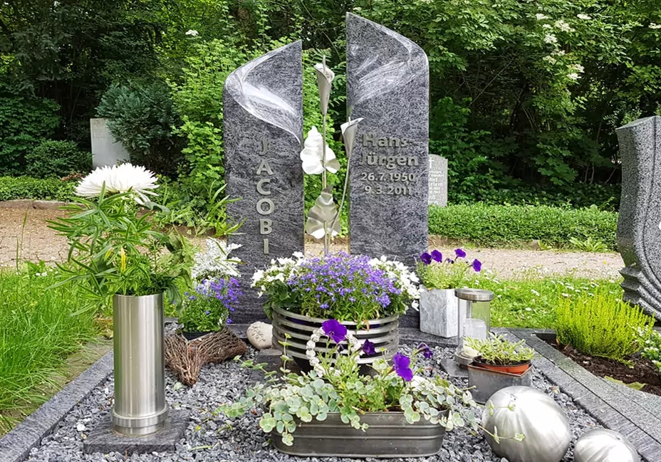 Gestaltung eines Urnengrabes - Geteilter Grabstein aus Granit mit Edelstahlelement Orchidee - Grabschmuck & Grabdekoration aus Edelstahl / Steinmetz Hauptfriedhof Erfurt