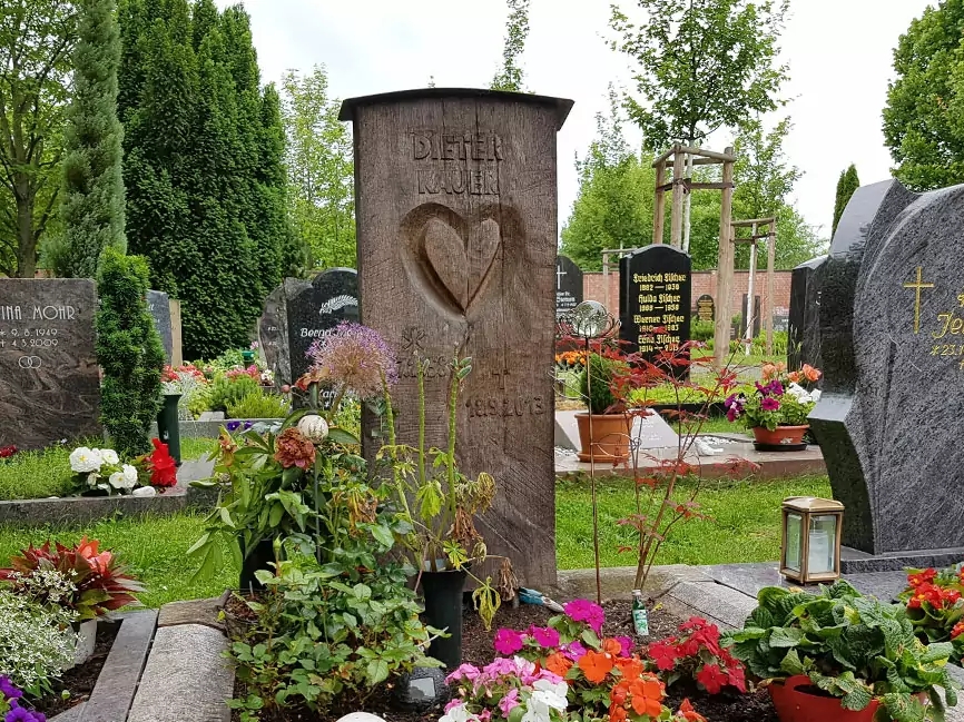 Grabmal aus Holz für ein Urnengrab / Grabdenkmal mit Herz Motiv aus Eichenholz - Einfassung & Grabbepflanzung mit Blumen / Friedhof Erfurt Hochheim