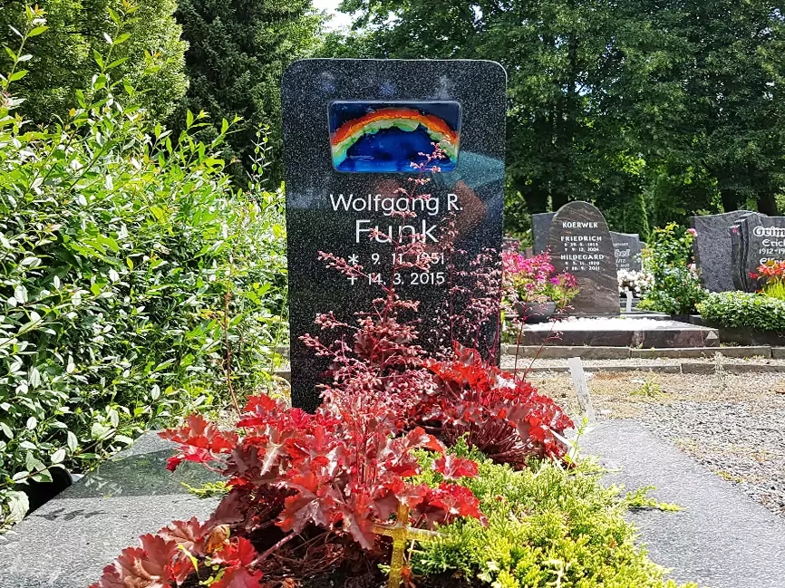 Grabstein mit Regenbogen aus Glas - Granit - Gestaltung einer Urnengrabstätte / Steinmetz Friedhof Weida (Thüringen)