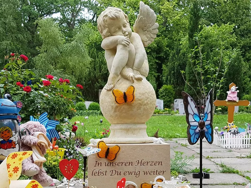 Gestaltung eines Kindergrabes - Grabstein mit trauerndem Engel aus Sandstein - Grabschmuck & Grabdekoration mit Schmetterlingen 