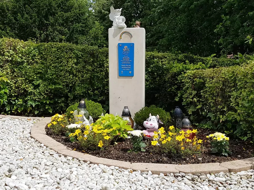 Kindergrabstein mit Regenbogen - Kalkstein - Gestaltung eines Kindergrabes / Steinmetz Friedhof Weida (Thüringen)