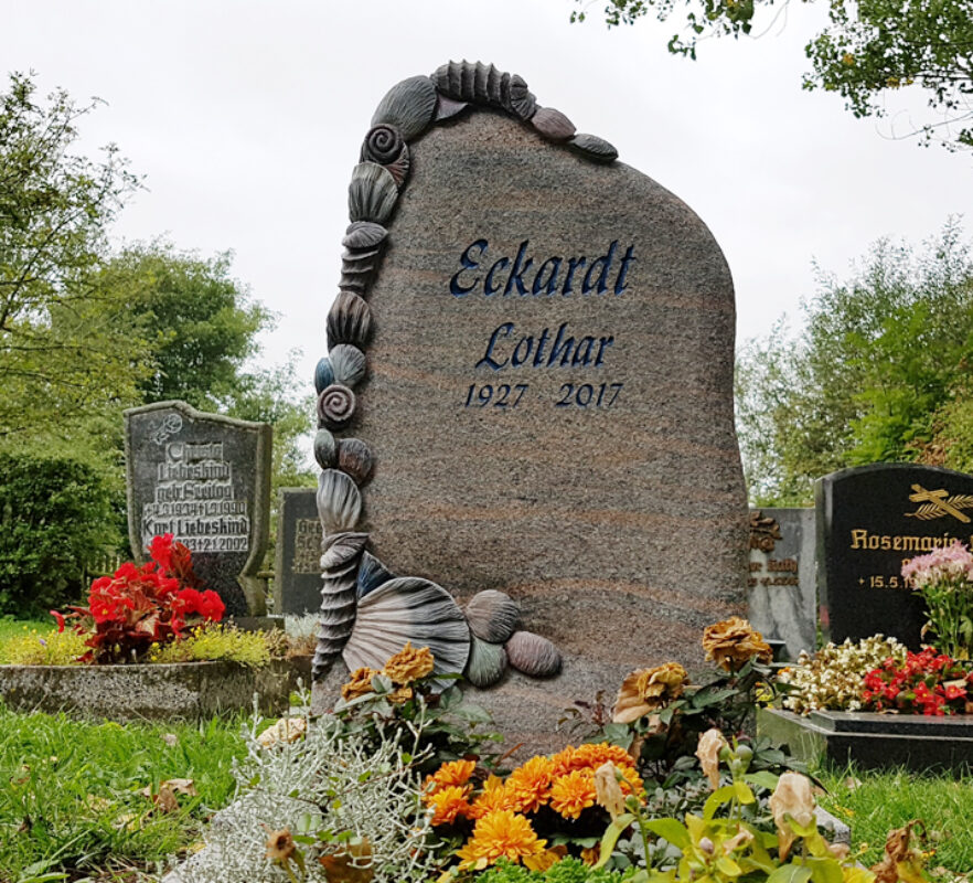 Kleines Urnengrab aus Granit - Findling Urnengrabstein mit Muscheln - Grabbepflanzung