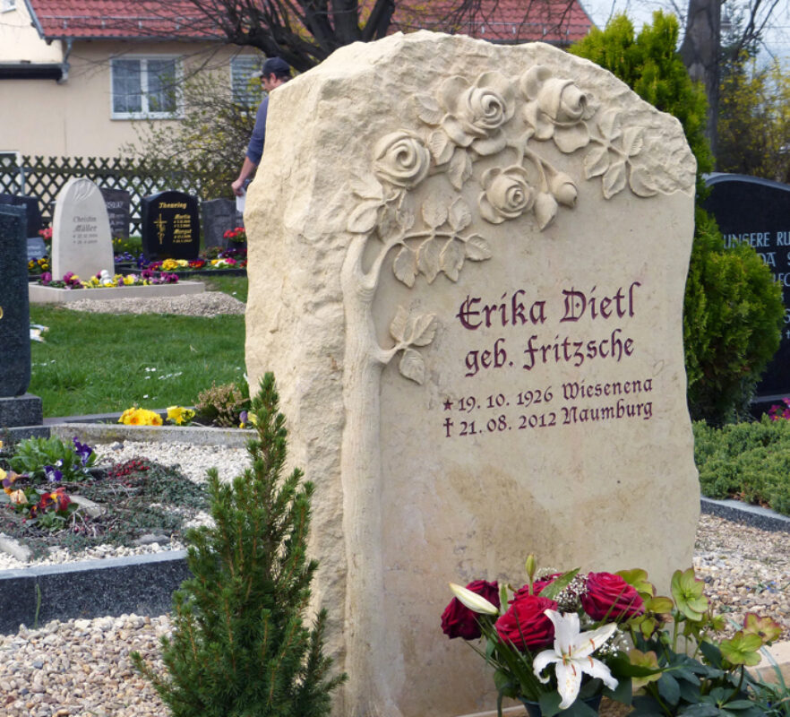 Rustikaler Grabstein Felsen mit Rosen Ornament für ein Doppelgrab