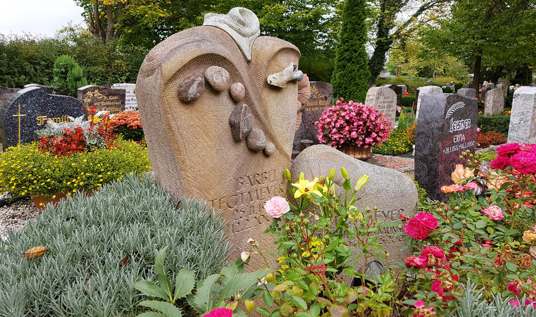 Sandstein Grabstein - Gestaltung mit Kieselsteinen / Grab Bepflanzung mit Rosen