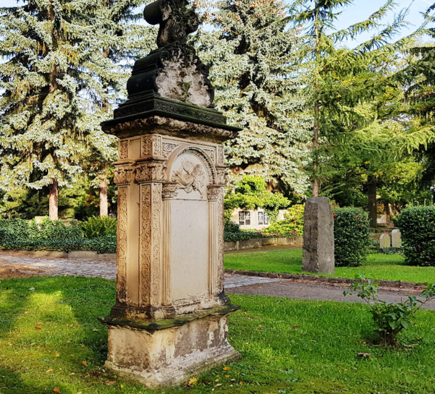 Historischer Grabstein für eine Familiengrabstätte aus Sandstein