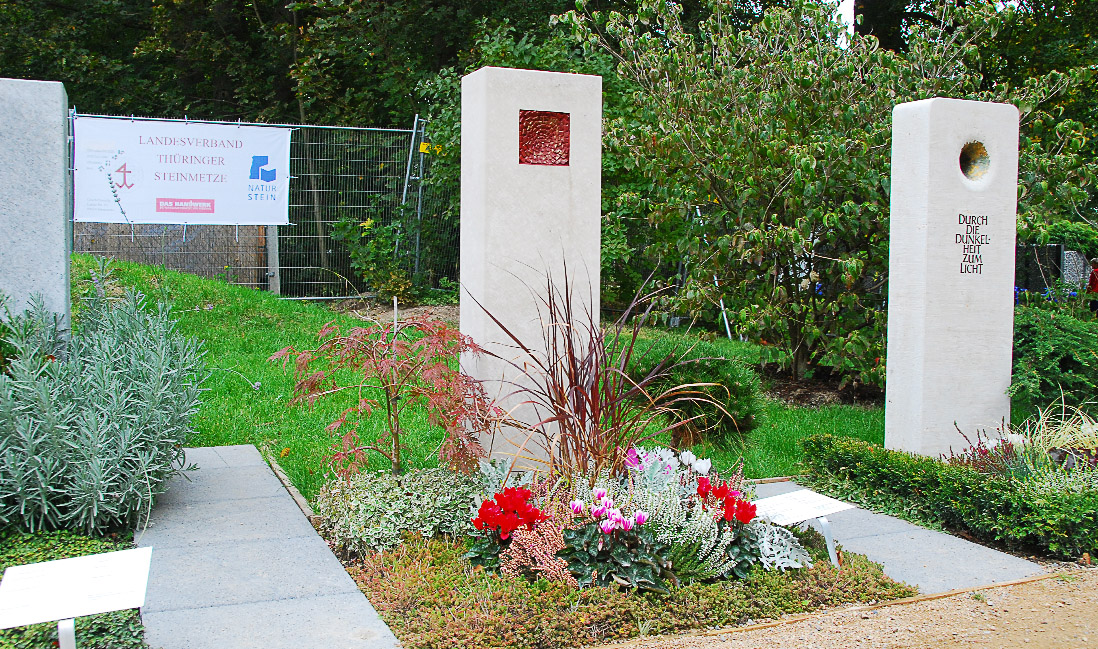 Mustergrab mit Grabstein/Grabstele aus hellem Kalkstein - Landesgartenschau Apolda