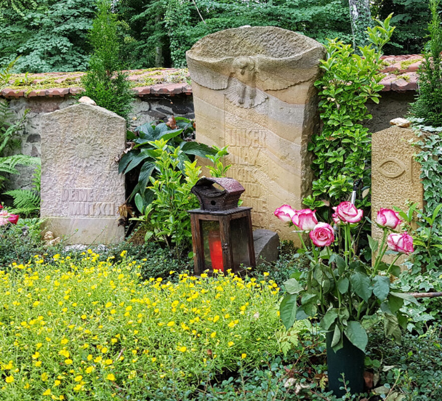 Grabstein einer Familiengrabstätte / Grabstein mit Eule aus Sandstein