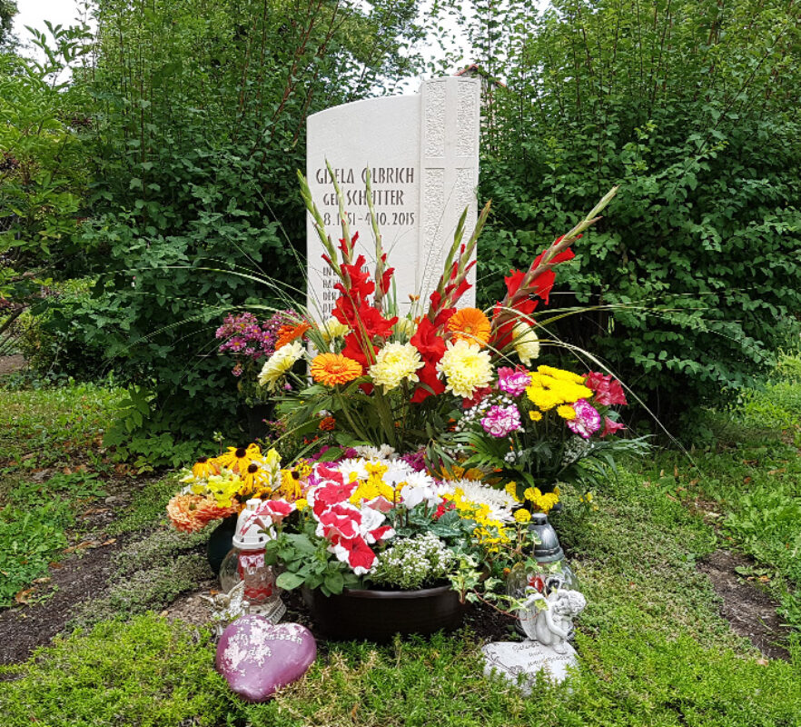 Grabmal Einzelgrab mit Sommer Blumen / Grabstein mit Kreuz als Symbol