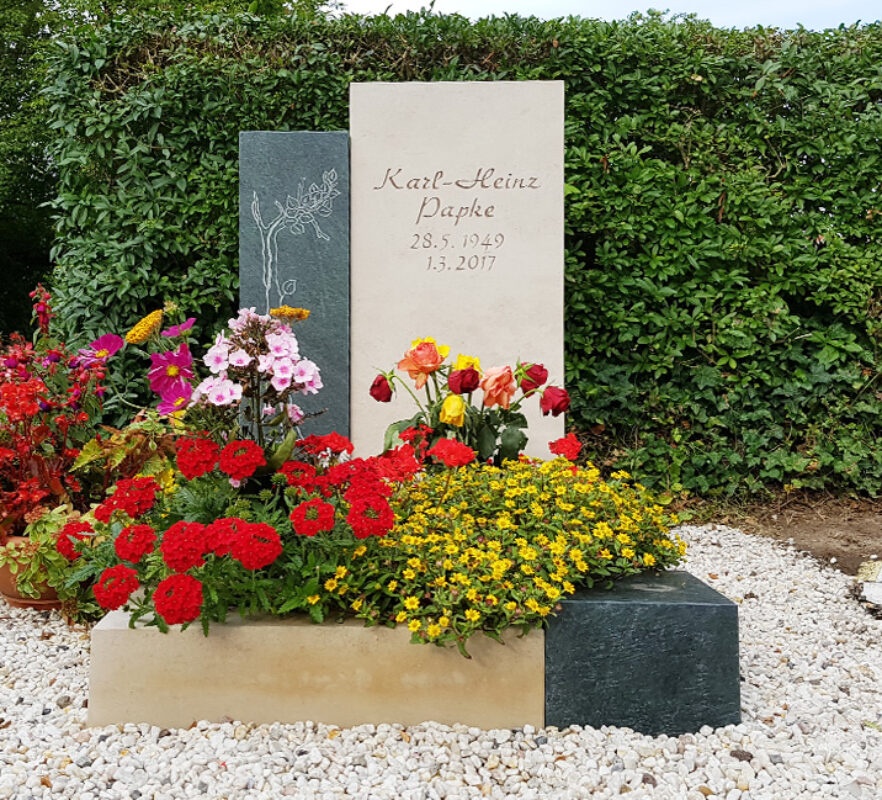 Grabstein Urnengrab aus Kalkstein & Granit / Grabstein mit Baum Gravur