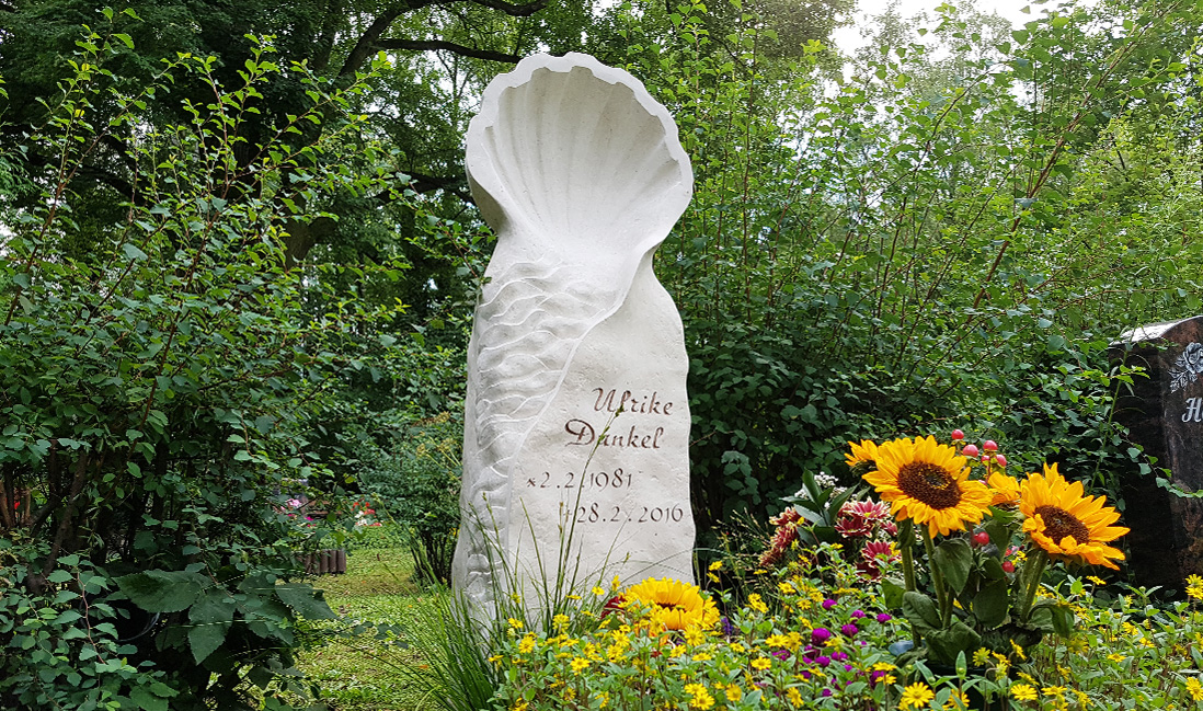 Grabstein Urnengrab mit Sommerbepflanzung / Grabstele mit Muschel Symbol