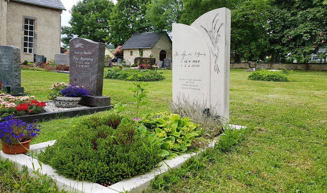 Gestaltung eines Einzelgrabes - Grabstein aus Kalkstein mit Ähren