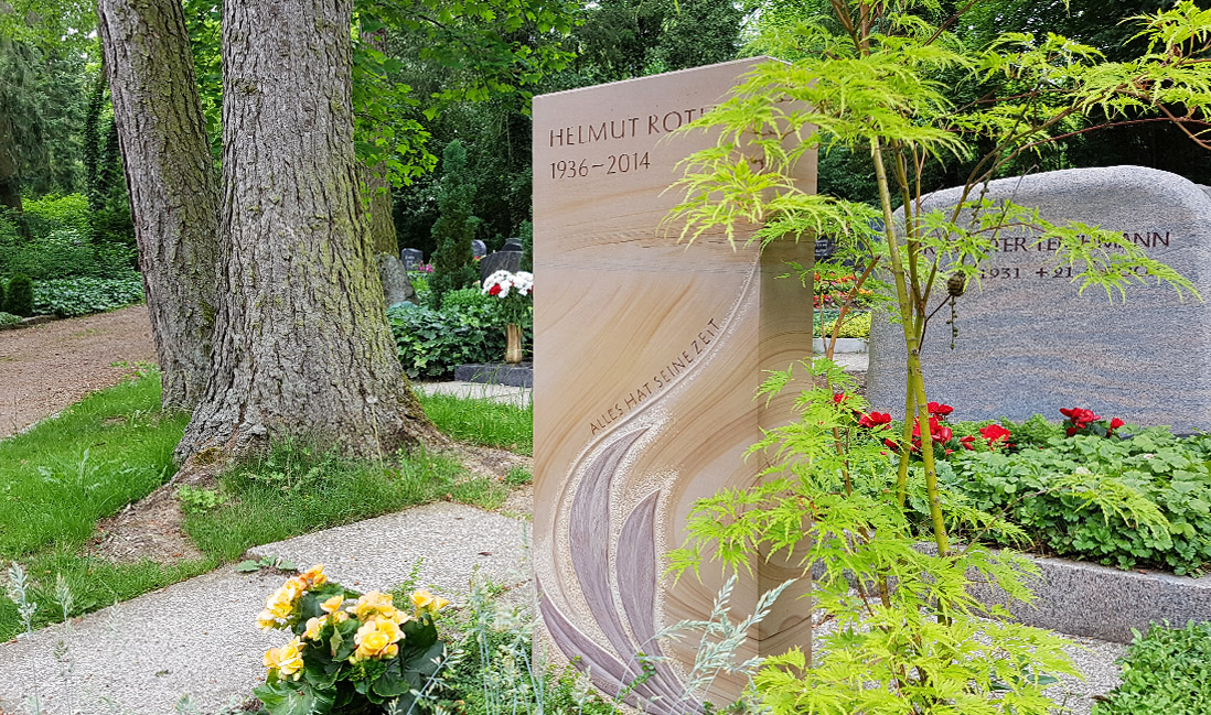 Gestaltung eines Urnengrabes - Grabstele aus Sandstein mit ausgearbeiteten Blättern