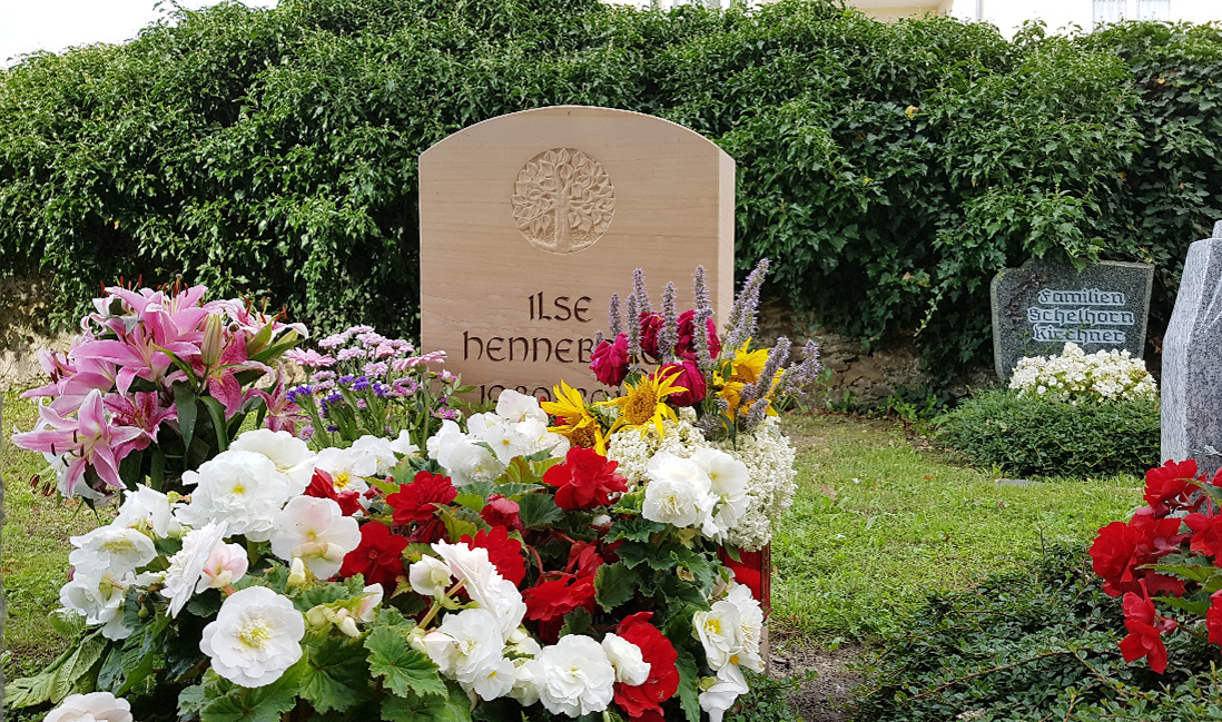 Grabstein Einzelgrabstelle mit sommerlicher Bepflanzung / Grabstein mit Lebensbaum Symbol