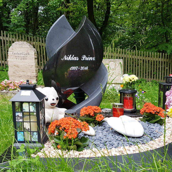 Cospeda Friedhof Urnengrabmal Prinz
