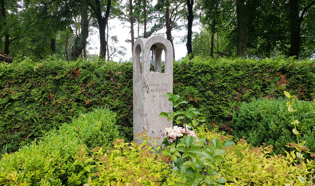 Gestaltung einer Einzelgrabanlage - Grabstele mit Fensteröffnung und Klangspiel