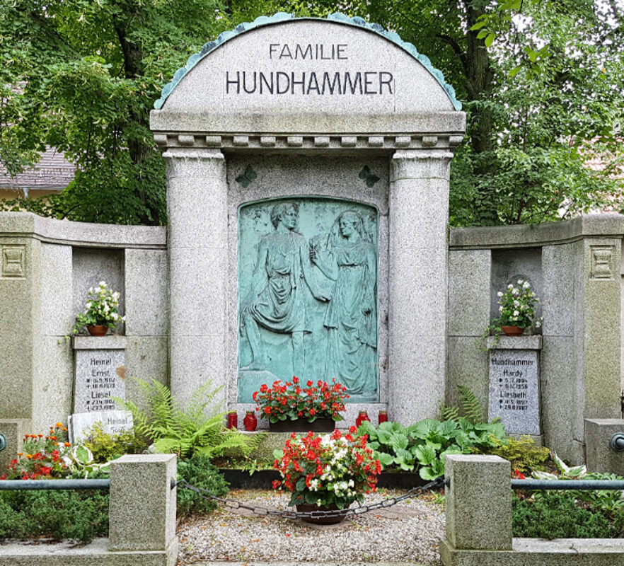 Historische Grabanlage der Familie Hundhammer / Grabstein mit Bronze Relief