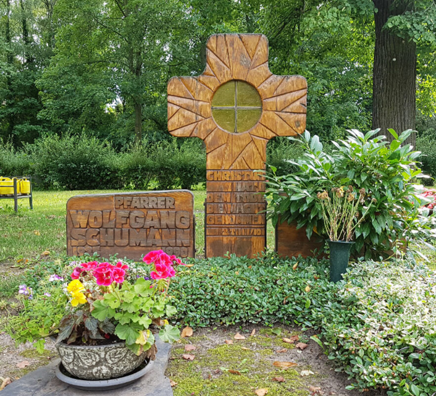 Familiengrabanlage mit Holzkreuz  / Grabstein aus Holz