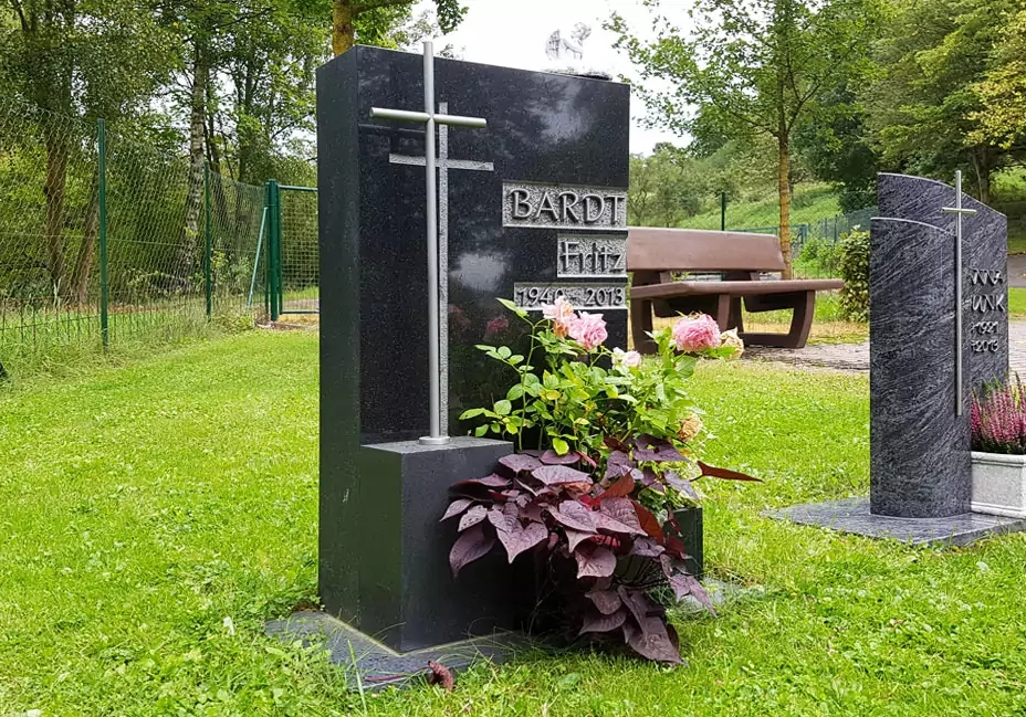 Wiesengrab/Rasengrab - schwarzer Granit Urnengrabstein (poliert) mit Edelstahl Kreuz / Grabschmuck & Grabdeko - Friedhof Ronshausen (Hessen)
