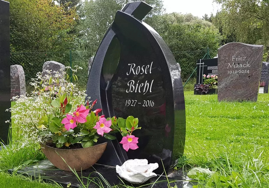 Grabdenkmal für eine Urnengrabstelle aus Granit in Ronshausen auf dem Friedhof