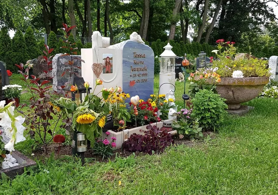 Zweifarbiger Grabstein für ein Wiesengrab mit kleiner Grabfläche für die Bepflanzung und Dekoration.