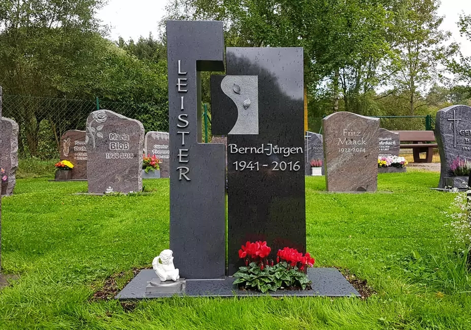 Urnengrabmal für eine Grabanlage aus Granit in Ronshausen auf dem Friedhof
