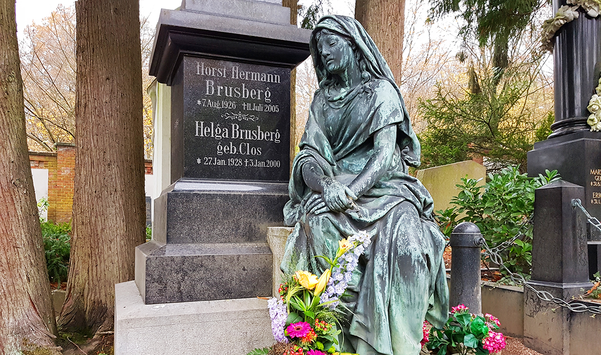 Obelisk mir lebensgroßer Bronzefigur 