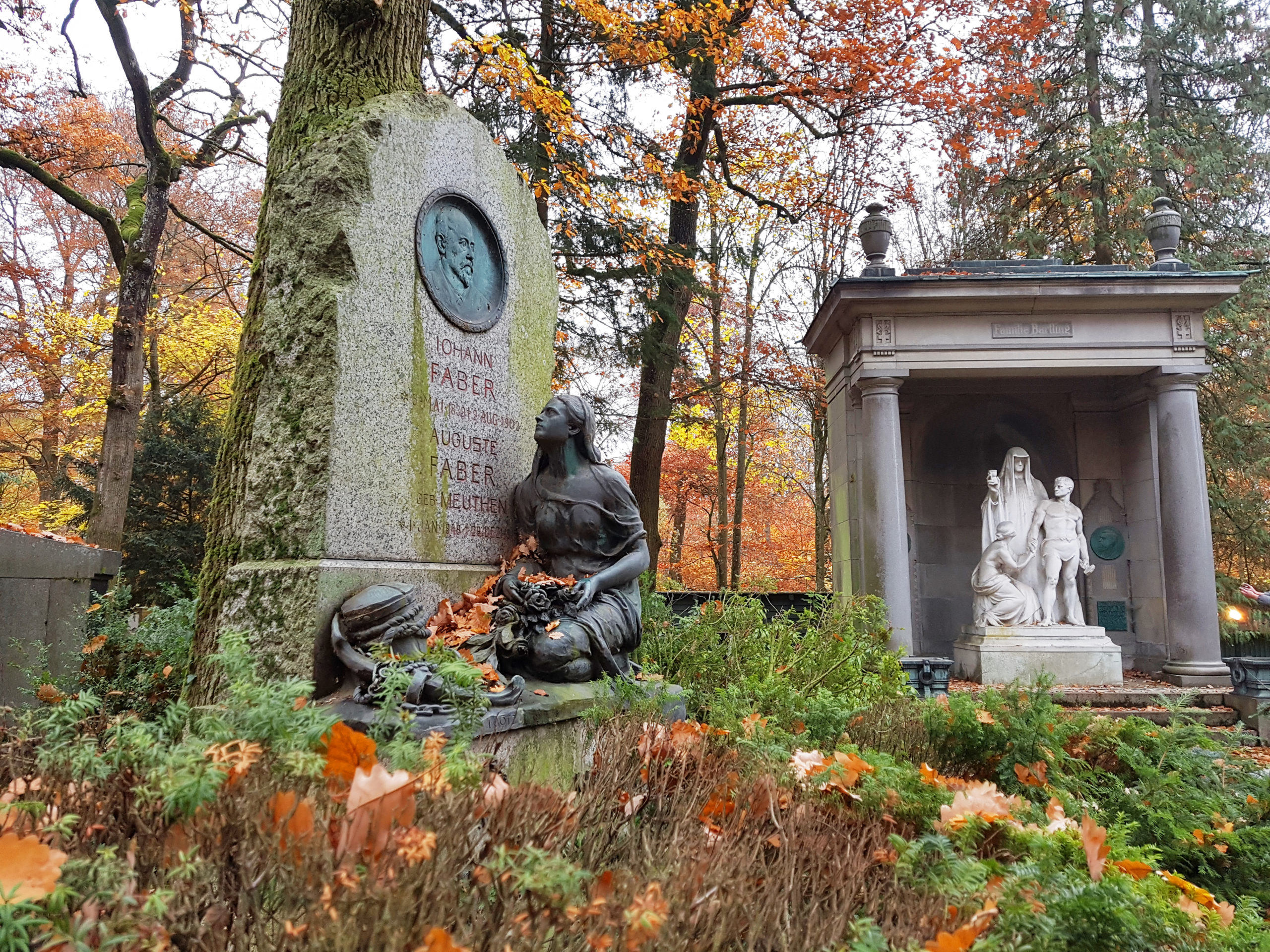 Antike Grabstätte mit lebensgroßer Bronzefigur