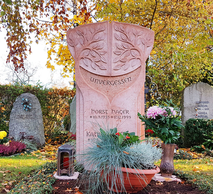 Schöner Doppelgrabstein ungewöhnliche Form - roter Travertin & Lebensbaum