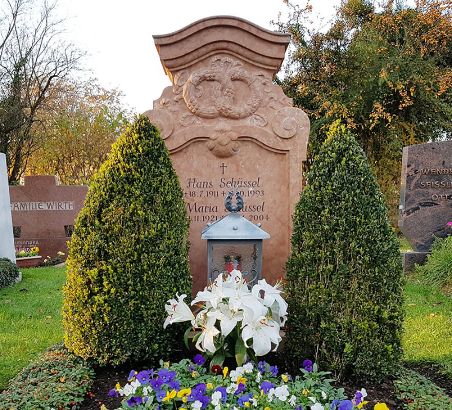 Grabstein für ein Doppelgrab nach historischem Vorbild - roter Travertin