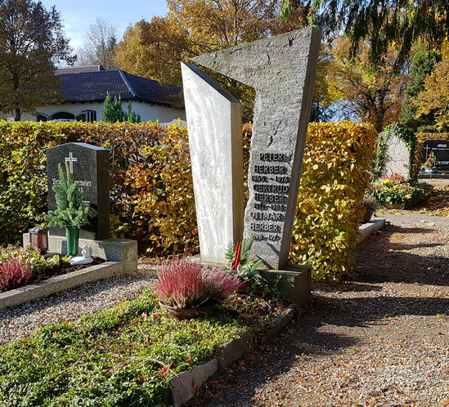 Modernes Grabmal für ein Einzelgrab - Granit & Edelstahl Säule