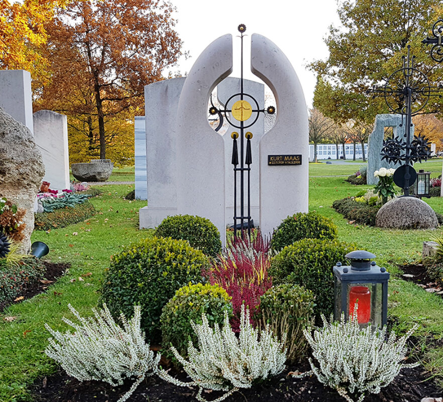 mehrteiliges Grabmal Einzelgrab - heller Kalkstein & Metallkreuz