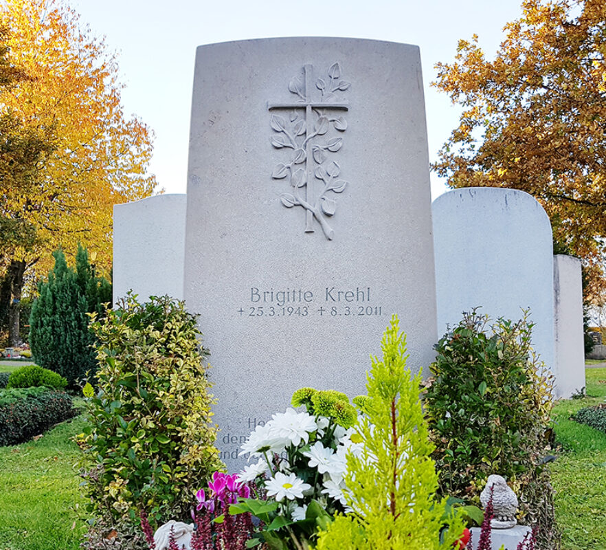 Moderner Einzelgrabstein heller Kalkstein Kreuz & Ölzweig