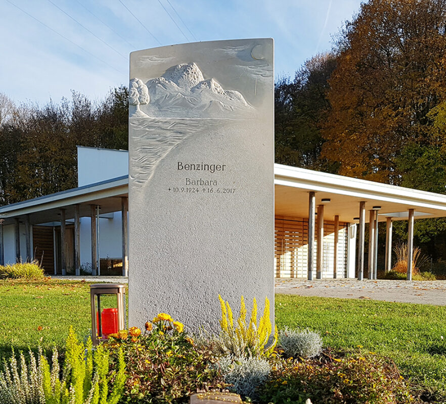 Grabstein für ein Einzelgrab aus Kalkstein - Motiv Berge