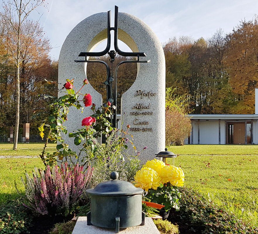 Mehrteiliger Grabstein für ein Urnengrab - heller Granit