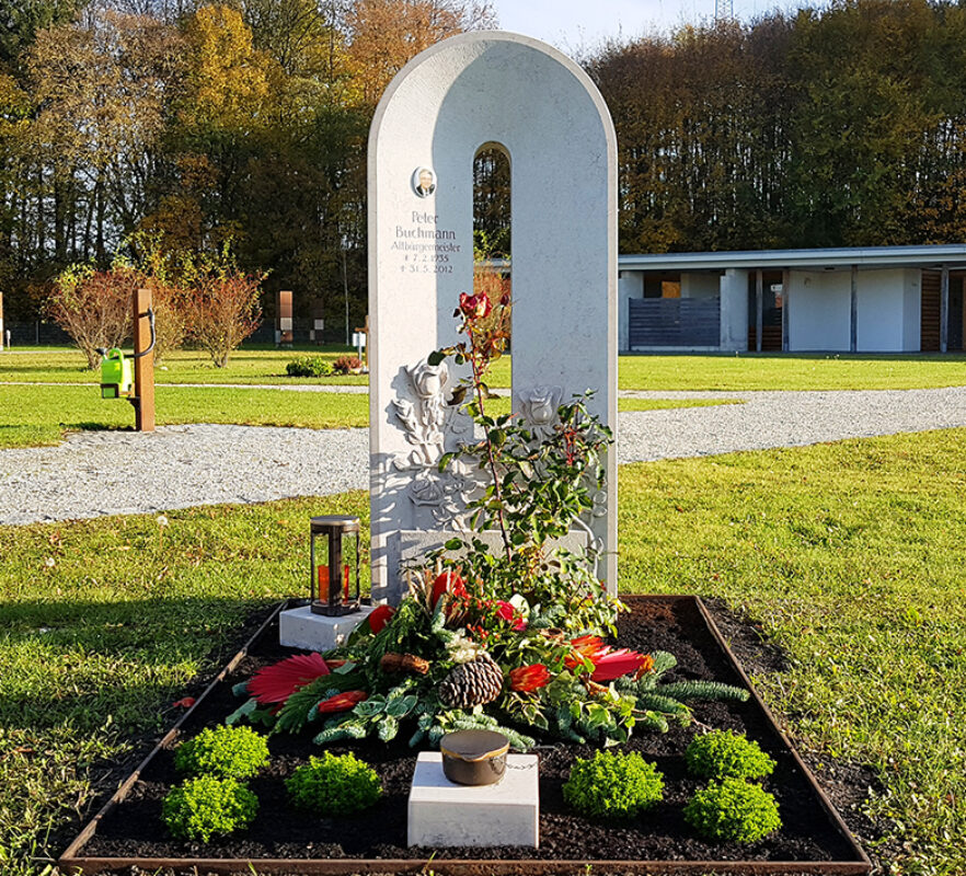 Heller Einzelgrabstein aus Kalkstein, als Bogen gehauen