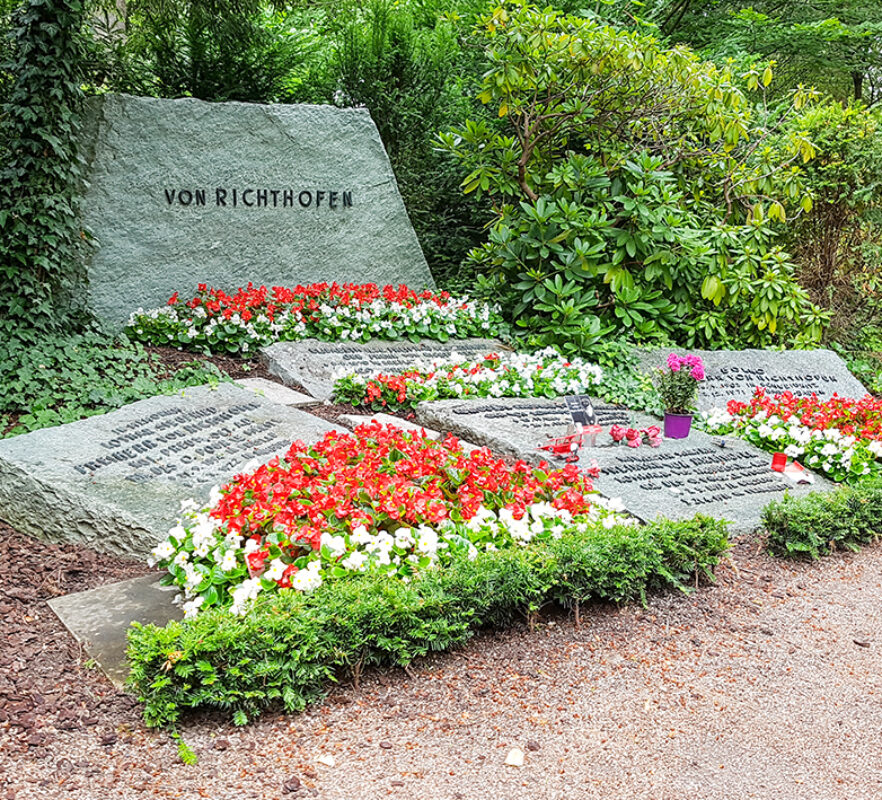 berühmtes Grab mit Grabplatte des roten Barons Manfred v. Richthofen