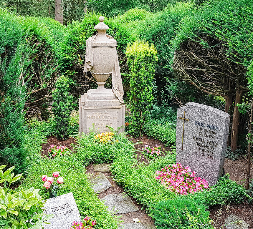 historisches Familiengrab mit antikem Grabstein aus Sandstein - Graburne mit Grabstuch