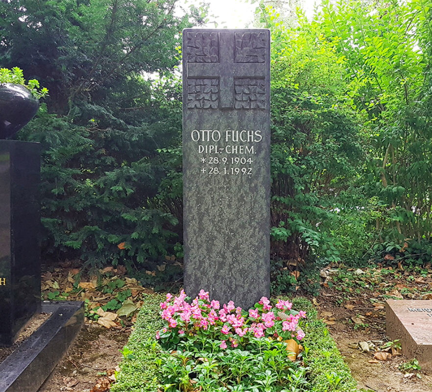 Grabstele aus dunklem Granit mit Kreuz als chistliches Symbol