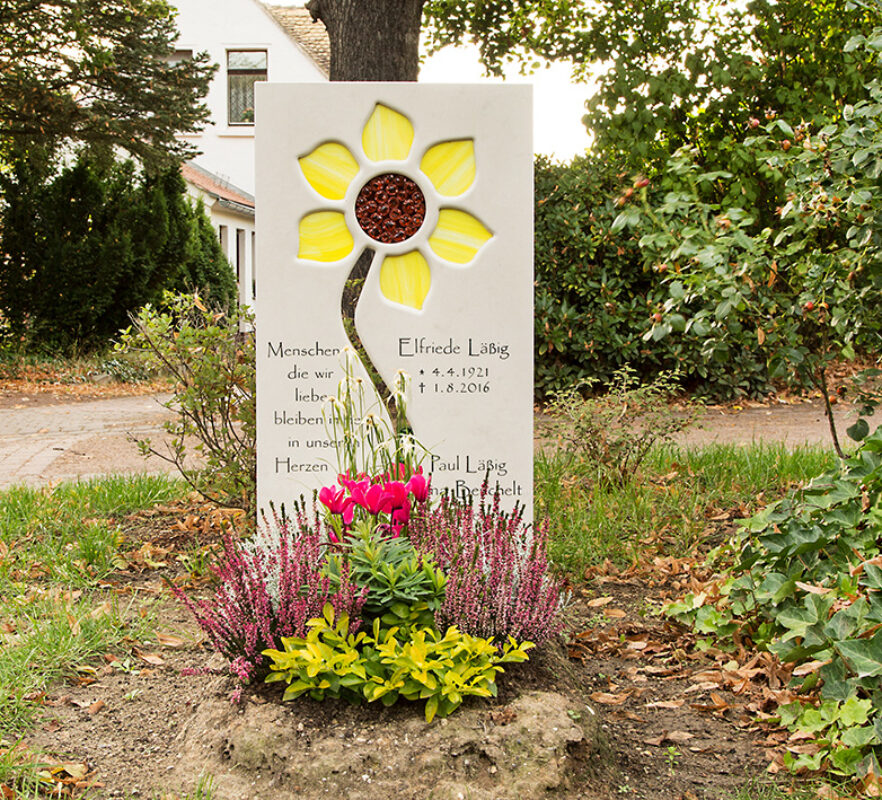 Einzelgrabmal mit Blume aus durchscheinendem Glas