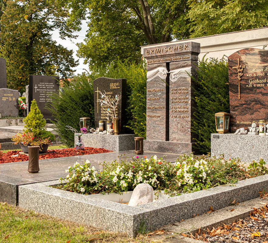 Familiengrabmal mit zweiteiligem Doppelgrabstein aus Granit