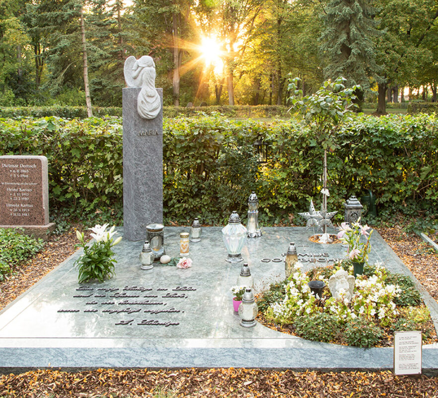 Familiengrabanlage mit Grabengel - moderne Grabstele & Abdeckplatte