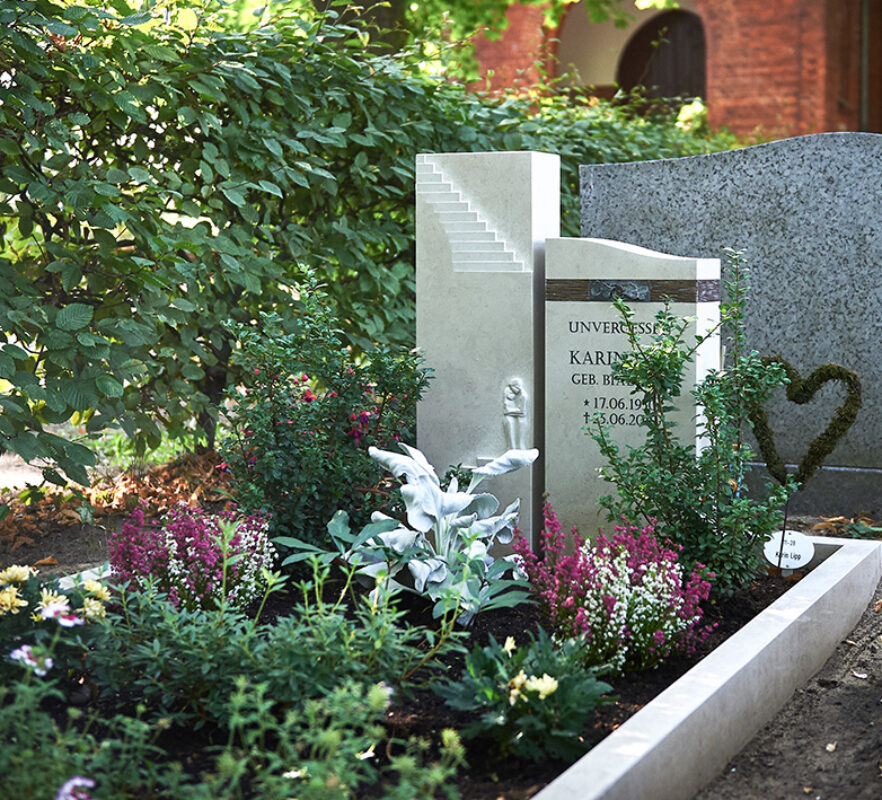 Zweiteiliger Grabstein einer Doppelgrabanlage - Kalkstein und Bronze